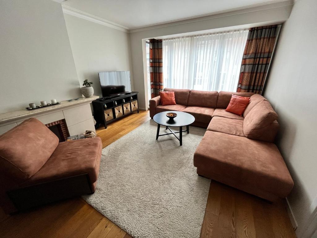 Spacious 2 Bedroom App in the Center with Balcony — photo 1