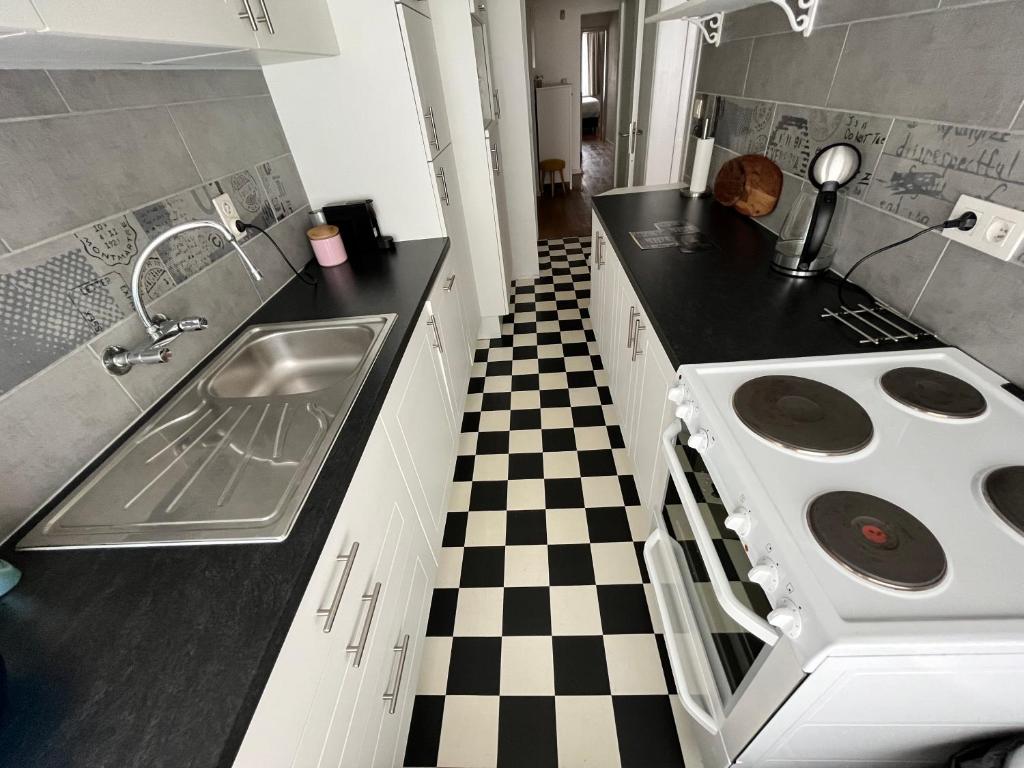 Spacious 2 Bedroom App in the Center with Balcony photo 3