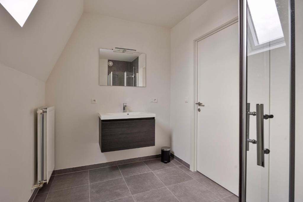 Ruim 2 slaapkamer appartement met parking nabij NAVO photo 3