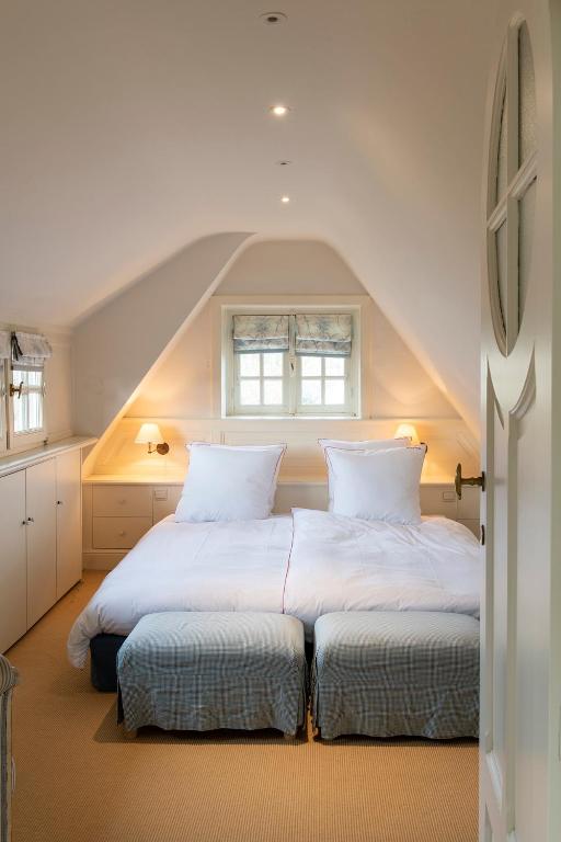 Sunbeam family house at seaside photo 2