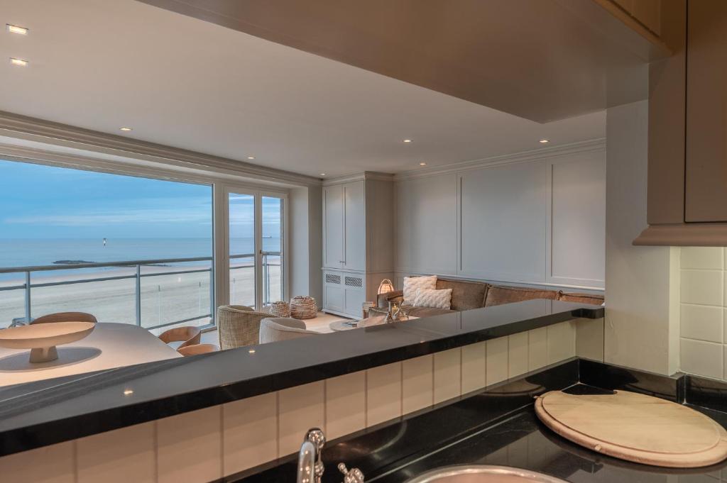 1e Verdiep appartement op de zeedijk in Knokke met 3 slaapkamers voor max 7 pers photo 3