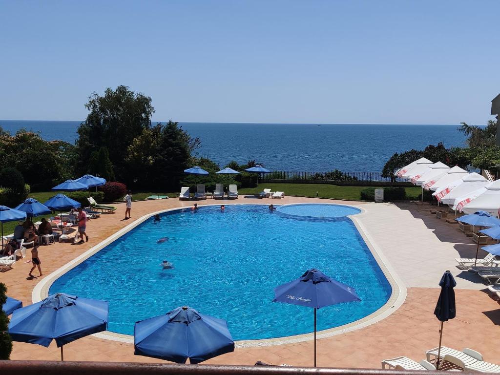 SUN AND FLOWERS APARTMENTS in front of the sea photo 2