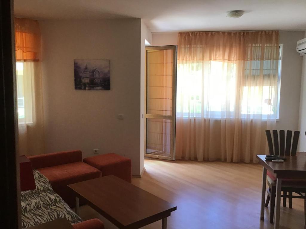 SunnySeasons Apartment with swimming pool view photo 2