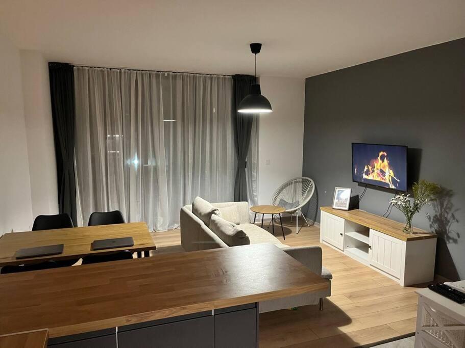 Sunlit Elegance Escape Apartment — photo 1