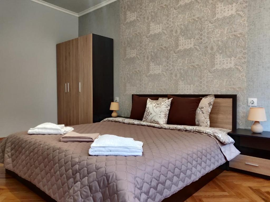 White Apartment photo 2
