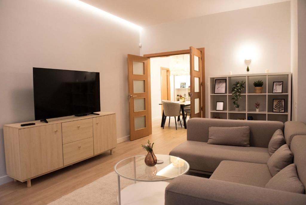 Top Center Designer Apartment — photo 1