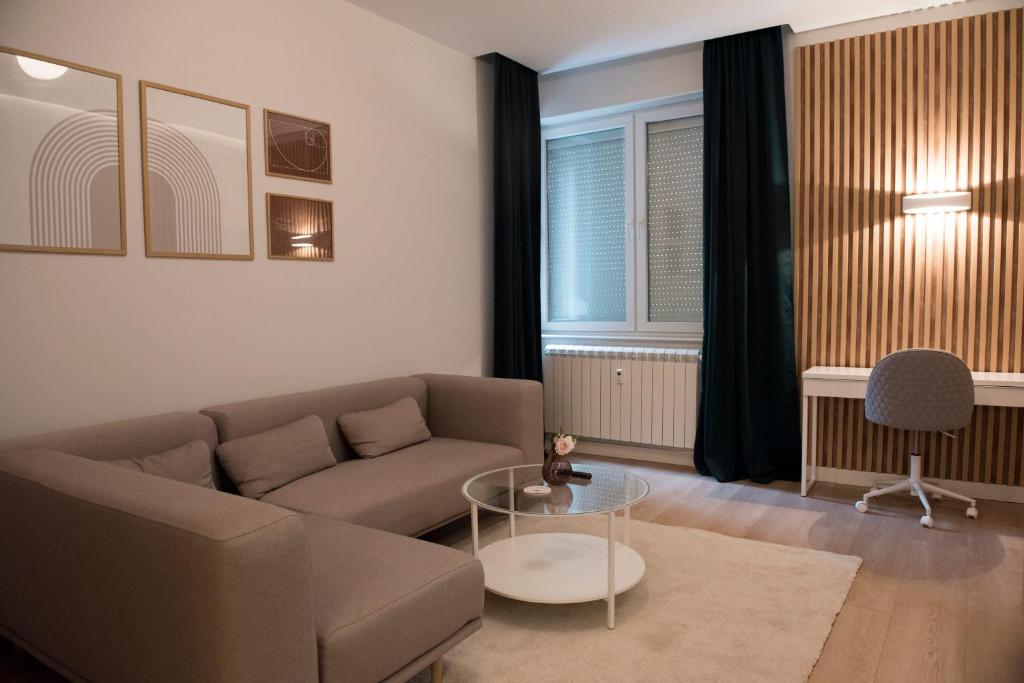 Top Center Designer Apartment photo 2