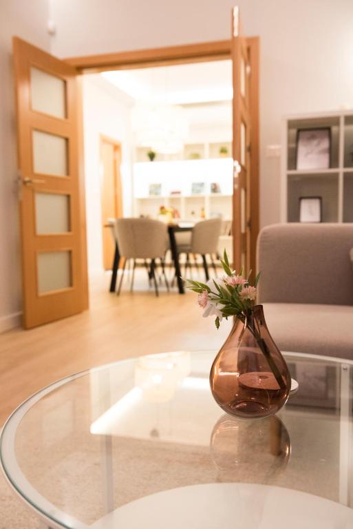 Top Center Designer Apartment photo 3