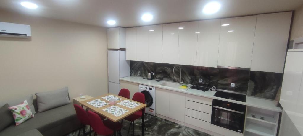 Stylish Rose Garden Apartment with Balcony & Parking — photo 1