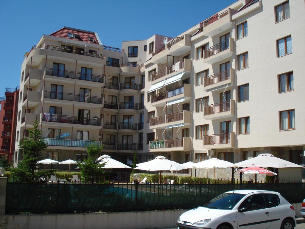Summer Breeze Apartments — photo 1