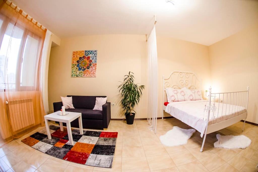 23 Central 1 Bedroom Apartment with Balcony photo 2