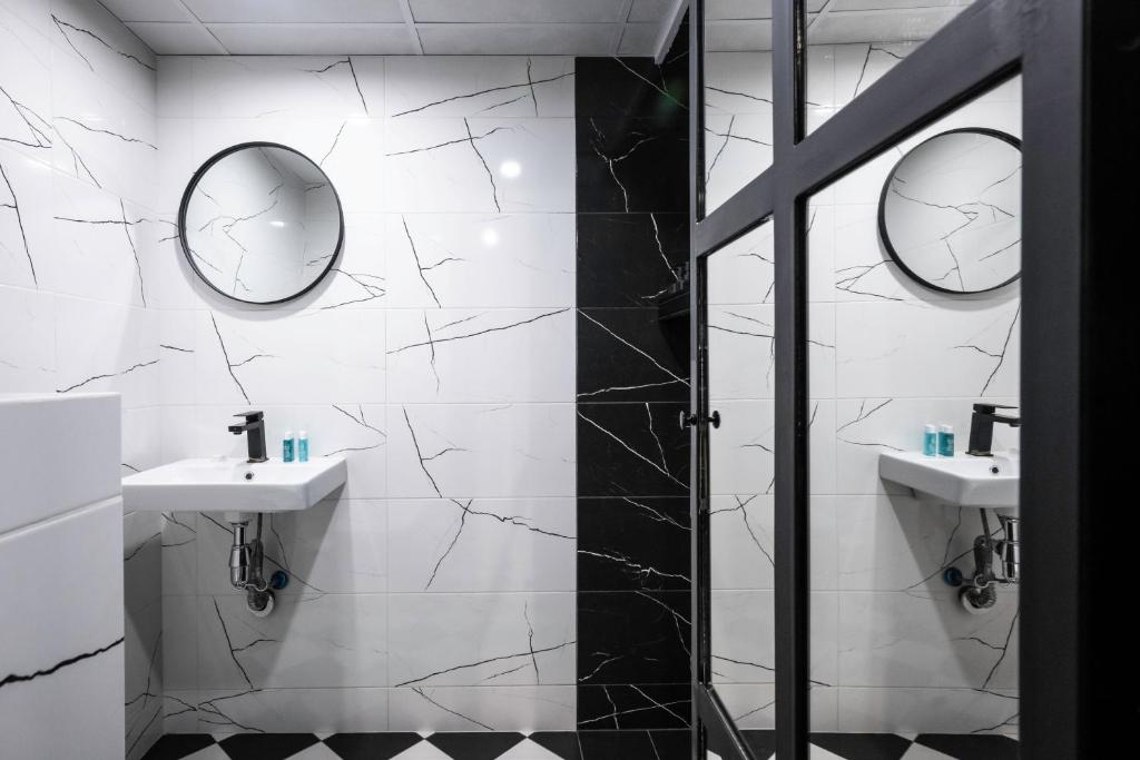 Central Art-Inspired Flat with Private Garage photo 3