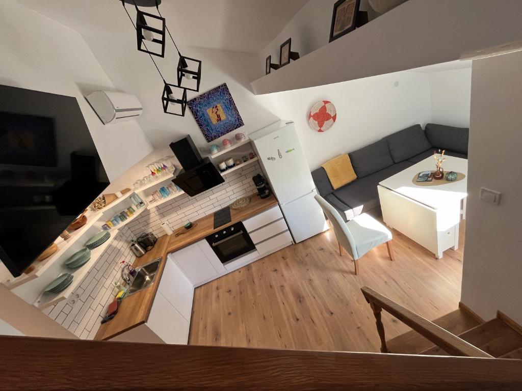 stylish three bed condo — photo 1