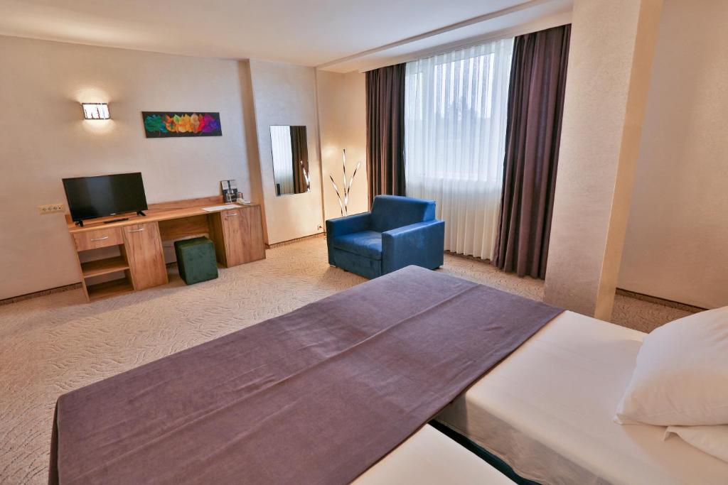 Terra Europe Brontes Hotel photo 3