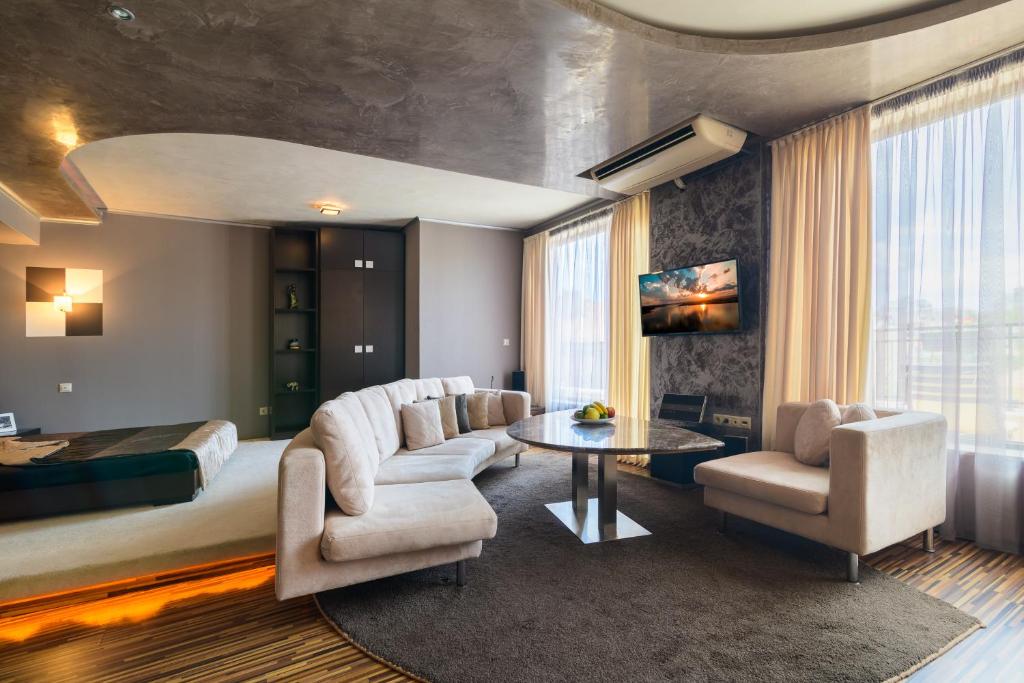 SUNCITY apartment Varna top center photo 2