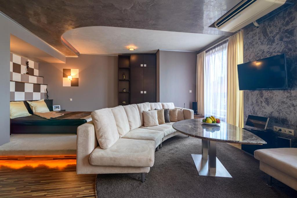 SUNCITY apartment Varna top center photo 3