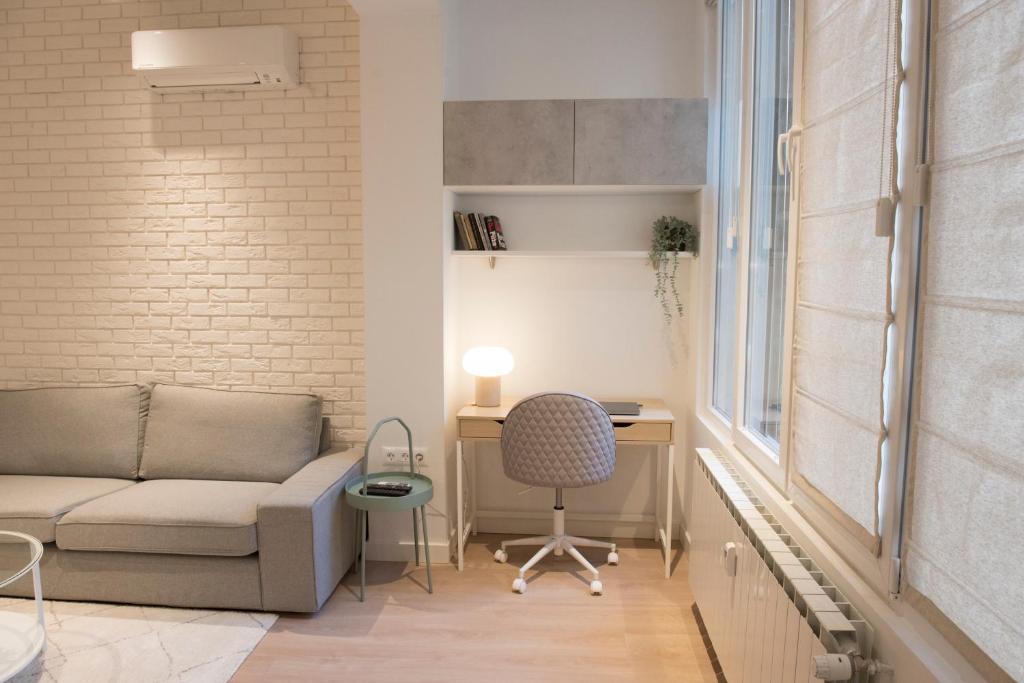 Top Center Designer Studio Apartment photo 2