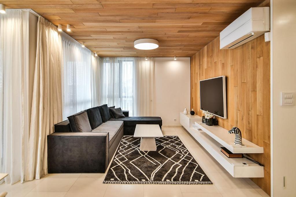 Seaview flat with pool & parking — photo 1