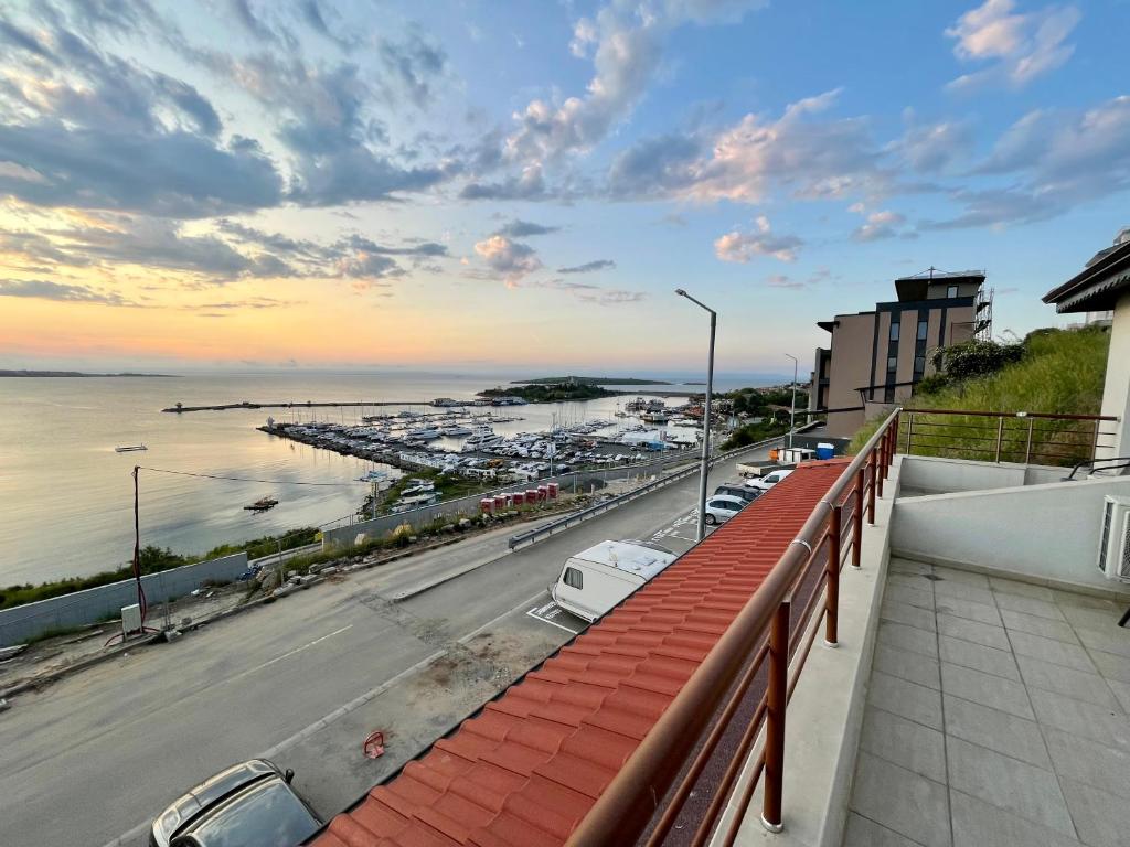 Romantic Getaway 1-BD Apartment with Sea View by Flat Mаnаger photo 2