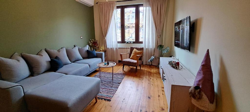 Top Central 2 Bedroom Apartment next to NDK photo 2