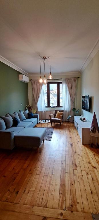 Top Central 2 Bedroom Apartment next to NDK photo 3