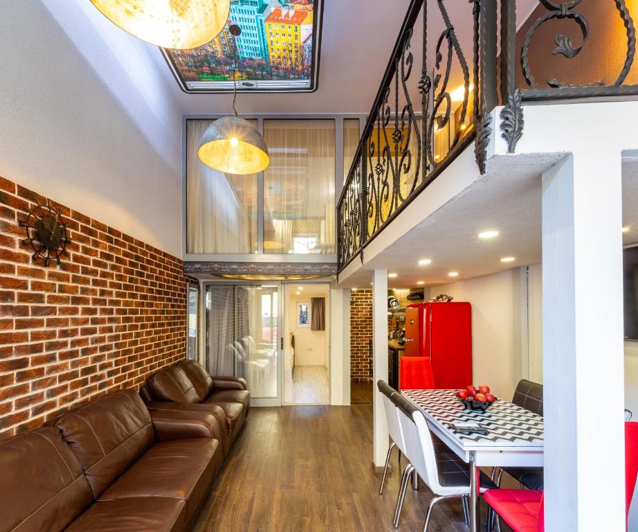 Top Center Vintage Sofia Condo — photo 1
