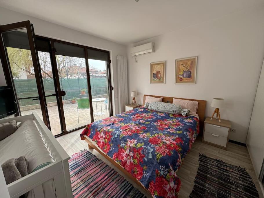 LARGE GUEST HOUSE Apartment near the Center with Full Kitchen & Dining Room, King Beds, Garden Patio, Free Parking & Self Check-in photo 2