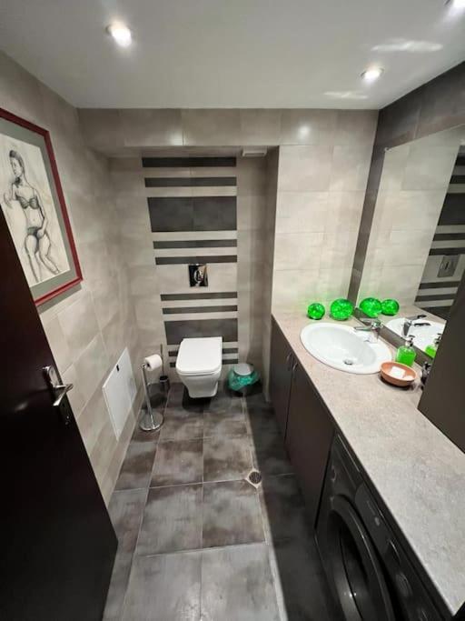 LARGE GUEST HOUSE Apartment near the Center with Full Kitchen & Dining Room, King Beds, Garden Patio, Free Parking & Self Check-in photo 3