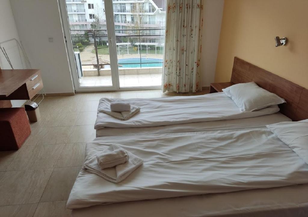 Debbies 2 bed apart with pool and garden views photo 2