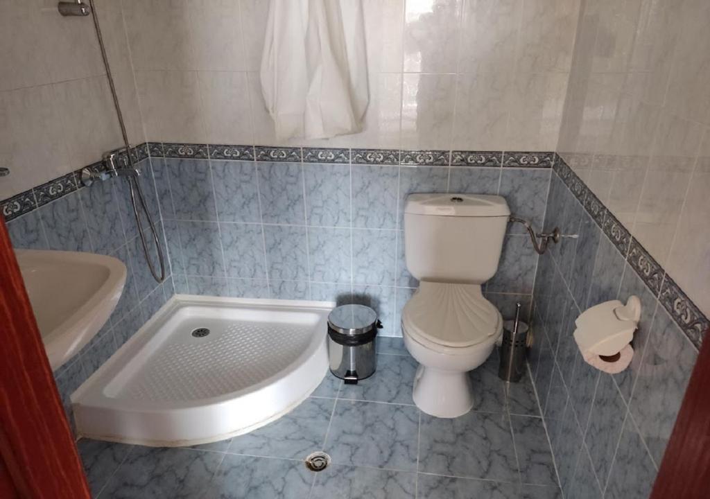 Debbies 2 bed apart with pool and garden views photo 3