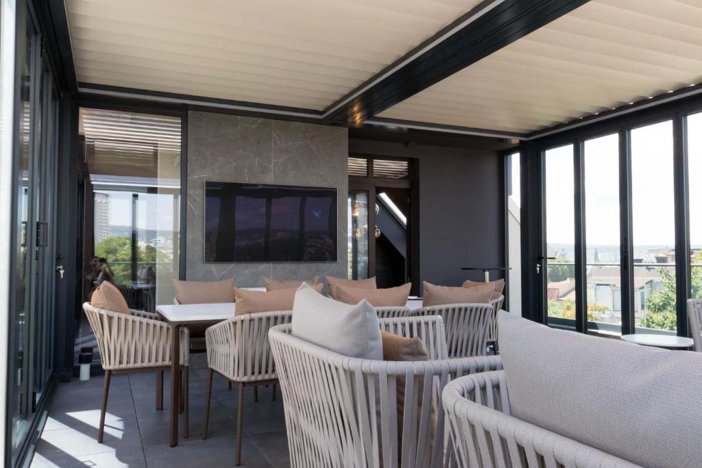 Beachfront Luxurious Penthouse with Panoramic City View — photo 1