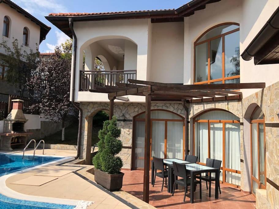 STUNNING VILLA with PRIVATE POOL — photo 1