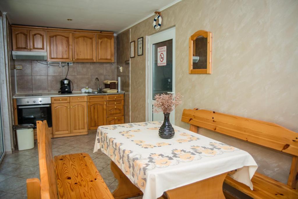 Summer House Christie photo 3