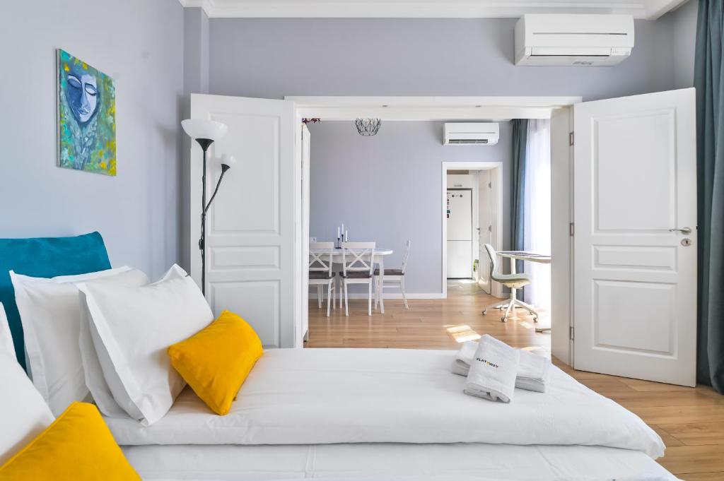 - The Blue Apartment - 1BD with Artistic Interior Design by Flat Mаnager photo 2