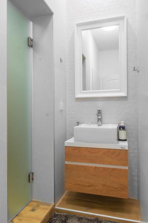 - The Blue Apartment - 1BD with Artistic Interior Design by Flat Mаnager photo 3