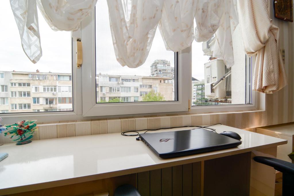 Two-Bedroom vintage apartment TOP location photo 3