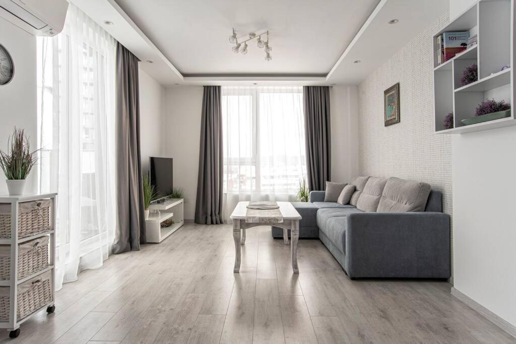 Sunny & Stylish Brand new 2bdr Apartment + Parking — photo 1