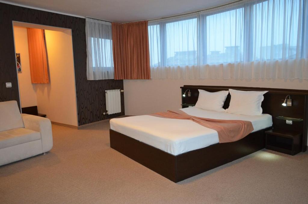 Riverside Family Hotel photo 2