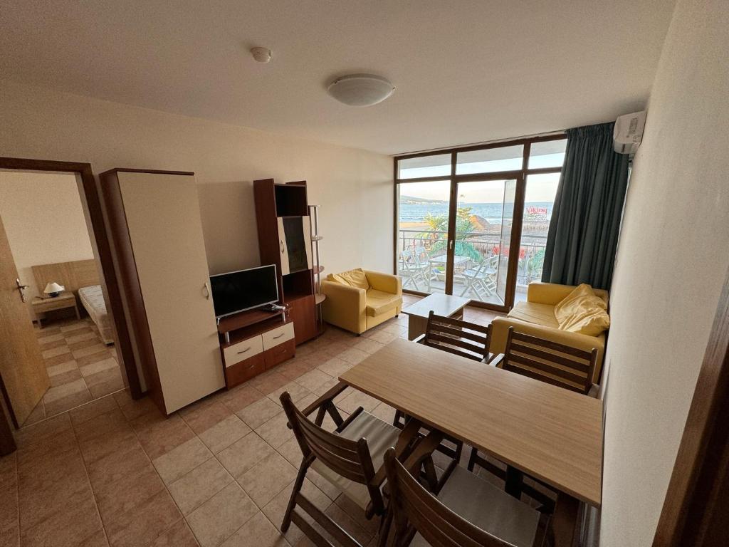 Spacious Beachfront Apartment - Kaya photo 2