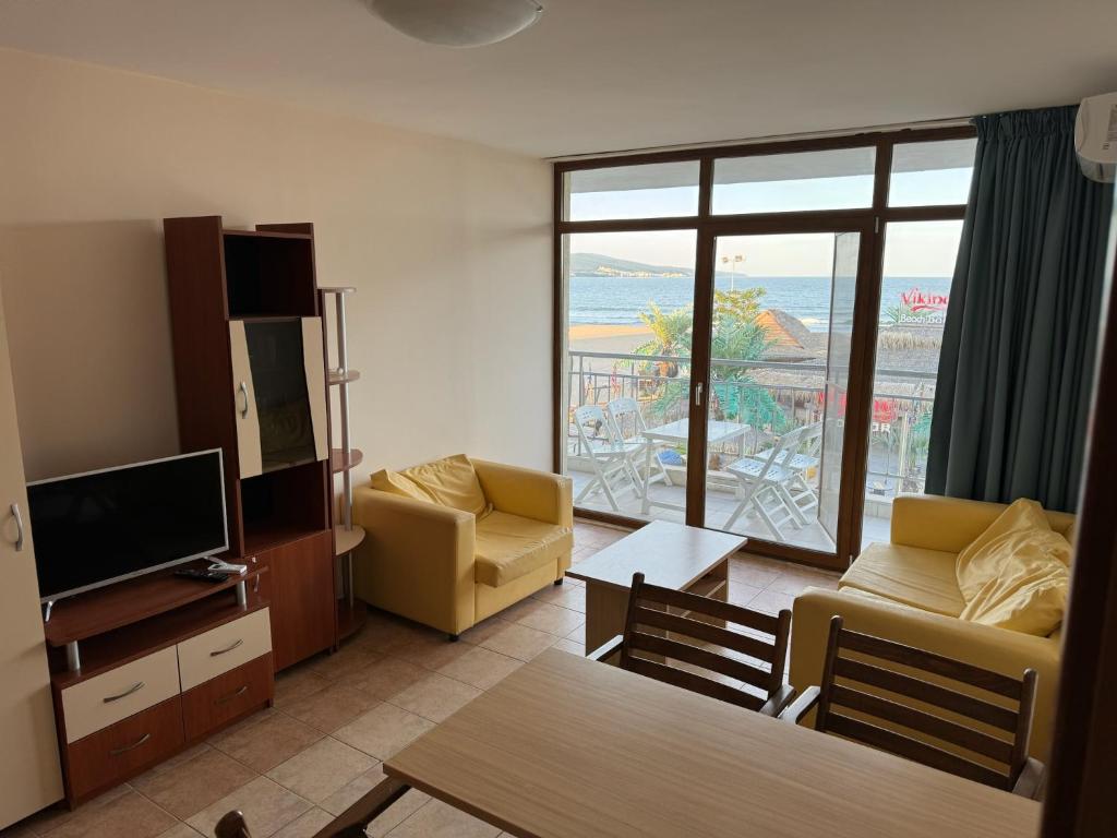 Spacious Beachfront Apartment - Kaya photo 3