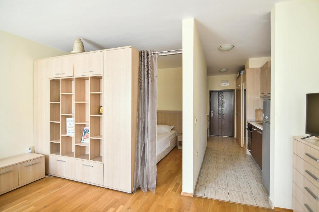 Studio on Maxi complex with parking photo 2