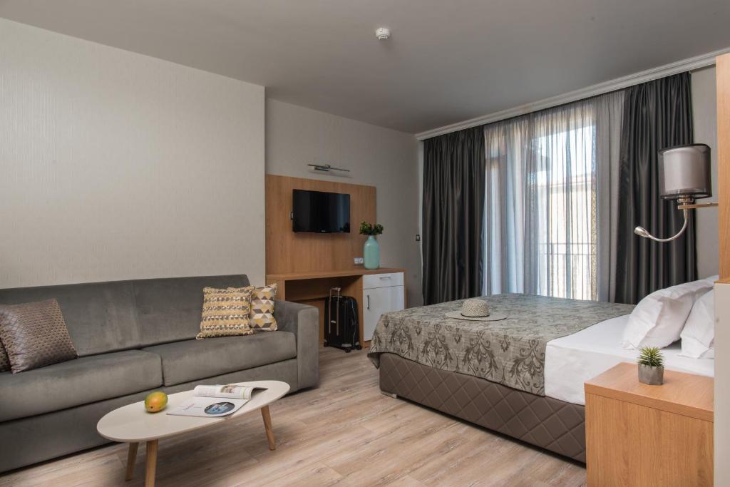 Tia Maria is situated in the southern part of the Sunny Beach Resort — photo 1