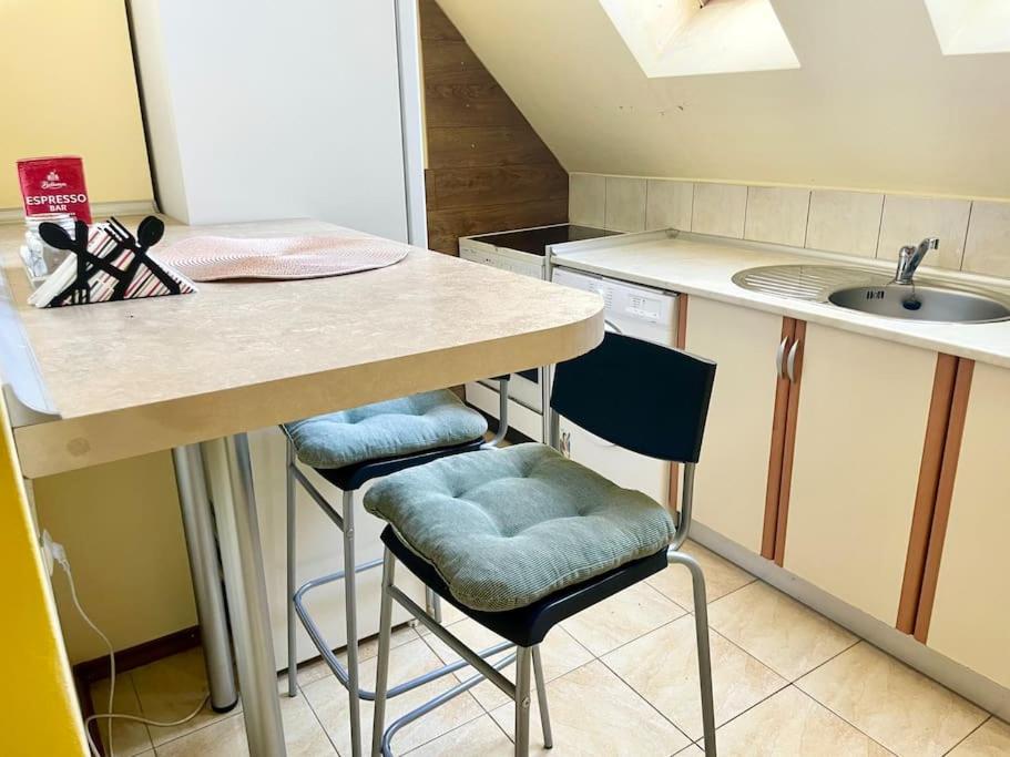 35 Cozy Central 1 Bedroom Apartment with Balcony photo 3