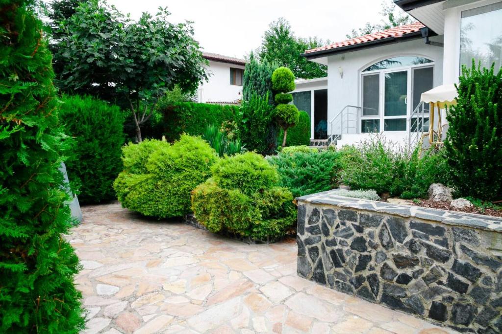Self -contained part of a house with garden — photo 1