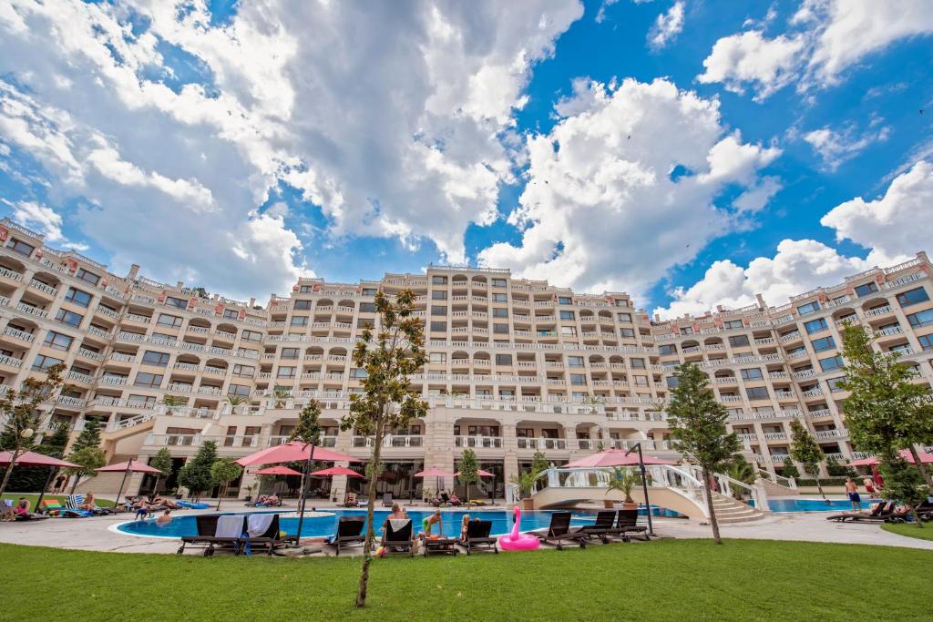 Summertime in Varna South Bay Beach Residence — photo 1