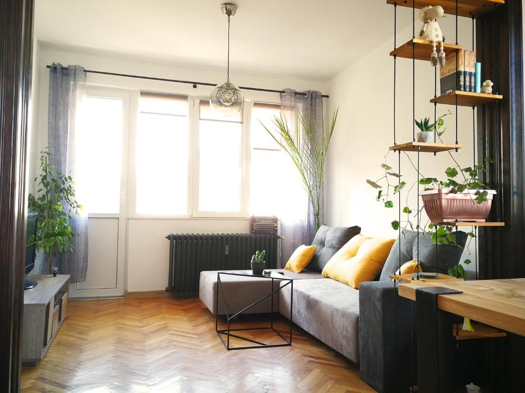 Sunny Downtown Apartment for 4 — photo 1