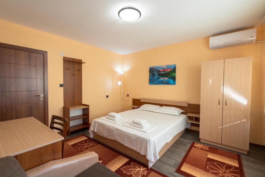 Family Hotel Preslav photo 2