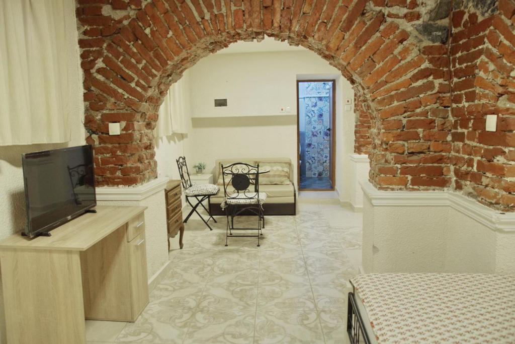 Top Center Detached Apartment Studio — photo 1