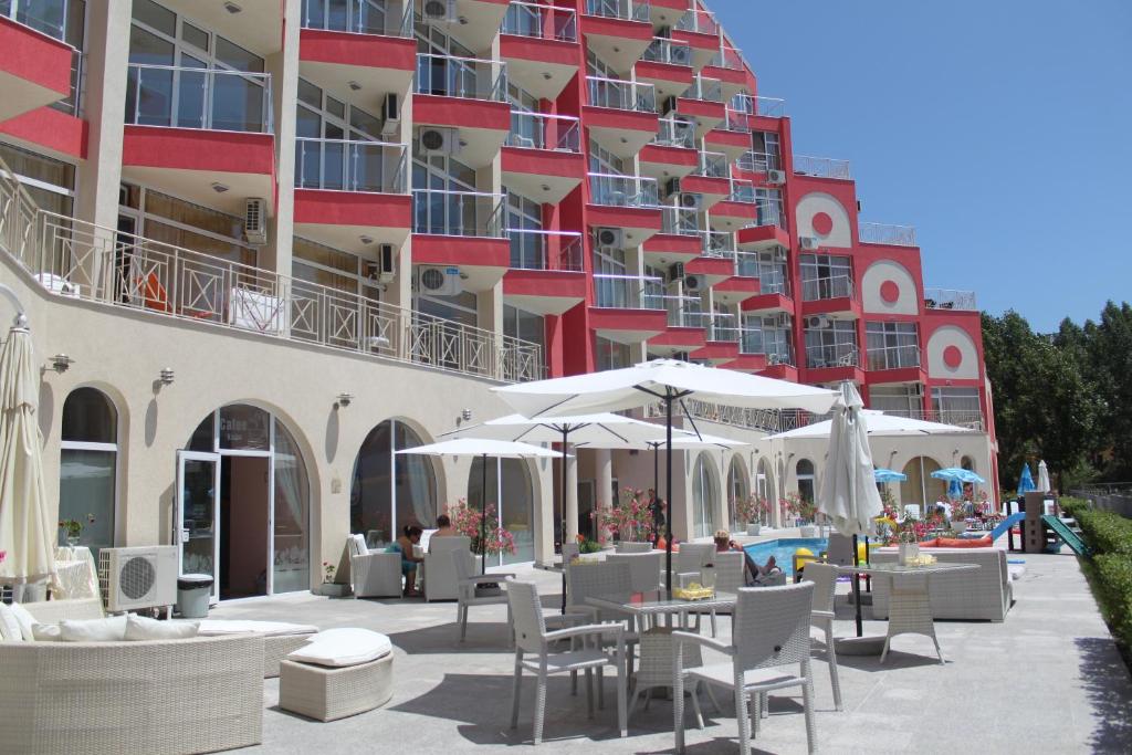 Rose Garden Omax Apartments — photo 1
