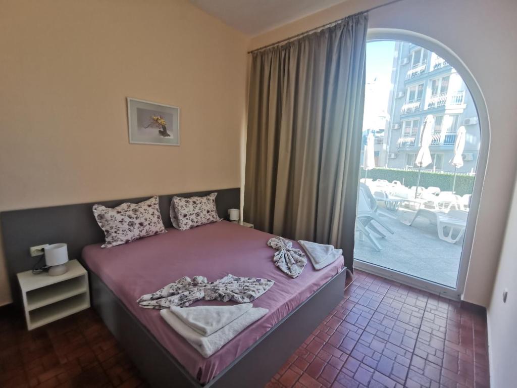 Rose Garden Omax Apartments photo 2